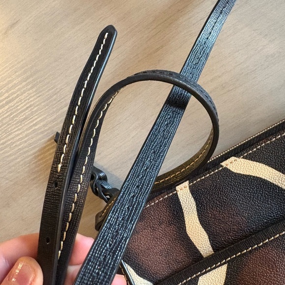 Dooney & Bourke Giraffe Print Crossbody Bag 9"x7" - Picture 7 of 9